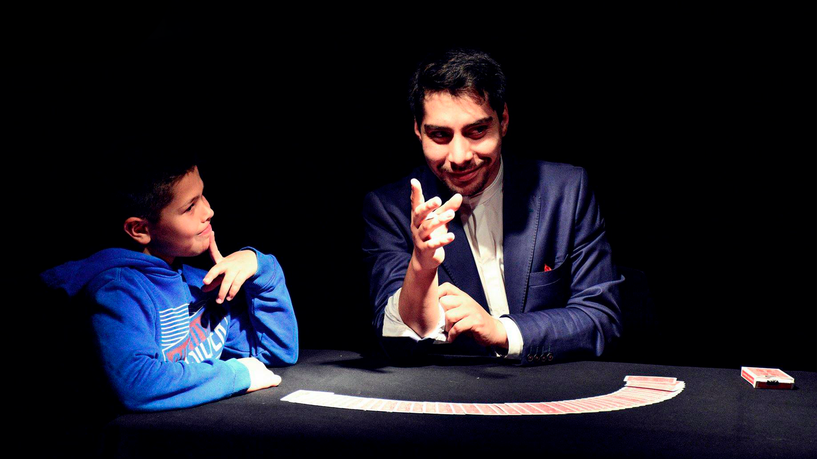 Matute Xen durante su espectáculo de magia