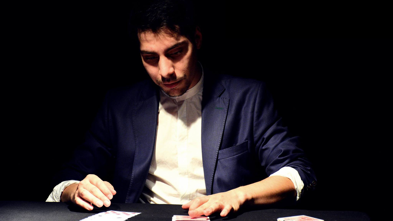 Matute Xen realizando magia de cerca