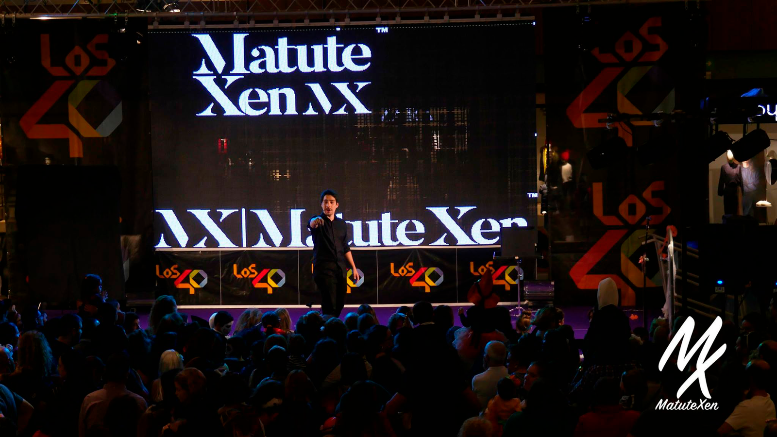 Matute Xen durante su espectáculo de magia