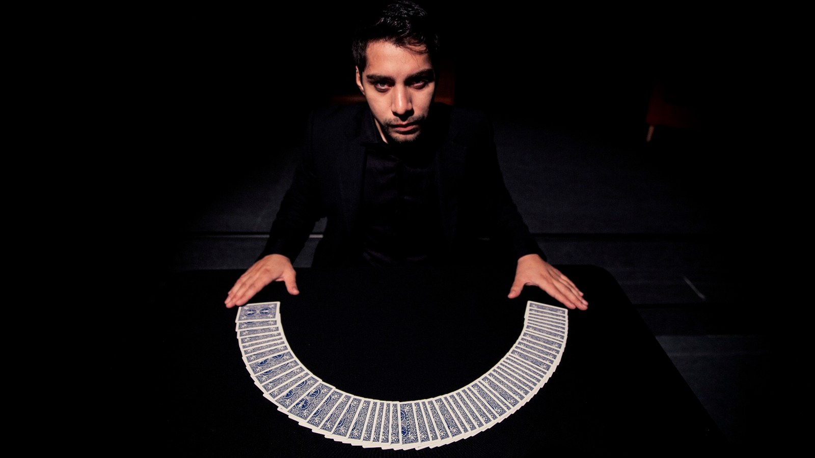 Matute Xen durante su espectáculo de magia