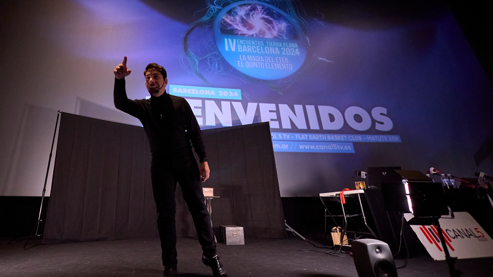 Matute Xen durante su espectáculo de magia