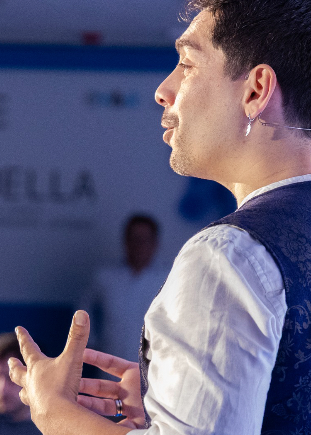 Matute Xen realizando magia en un evento de empresa
