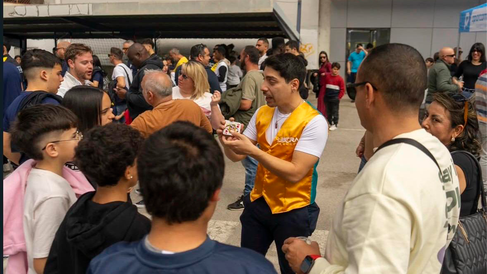 Matute Xen durante su espectáculo de magia