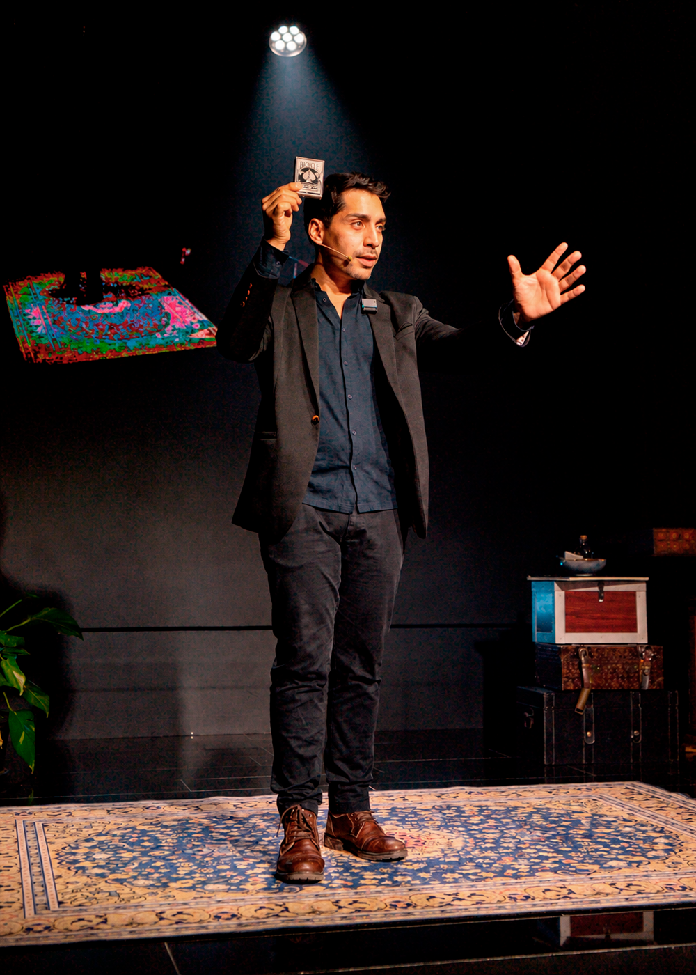 Matute Xen realizando un espectáculo de magia en teatros